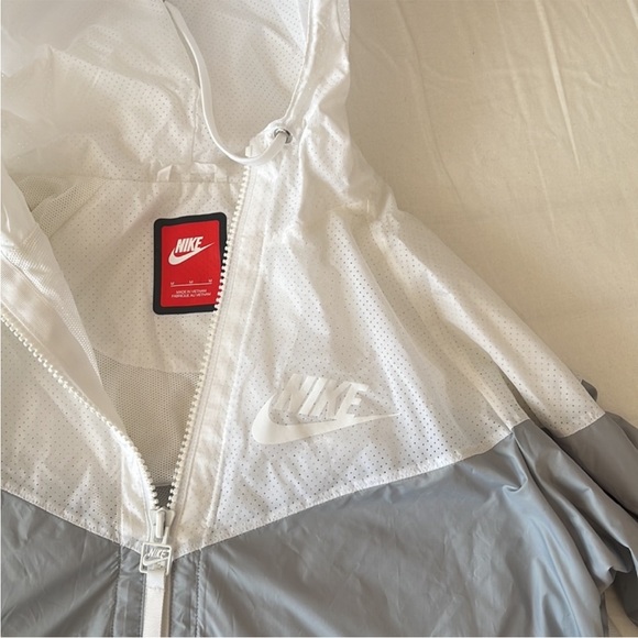 BNWOT Nike tulle windbreaker in size M - Picture 5 of 8